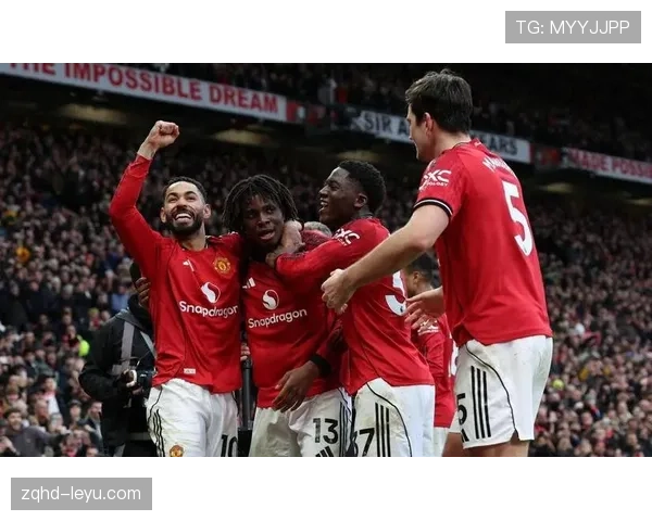 曼联防线屡遭打穿,整体结构问题凸显,稳定性面临考验 曼联防线屡遭打穿,整体结构问题凸显,稳定性面临考验