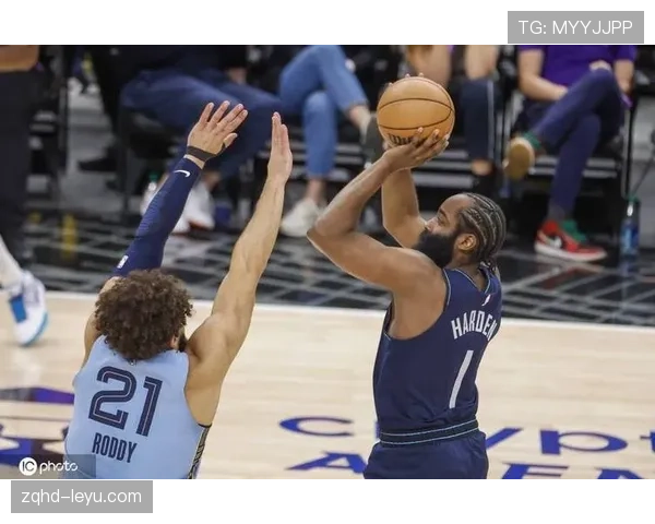 皮尔斯无球跑动拉开空间，改变对手防守布局