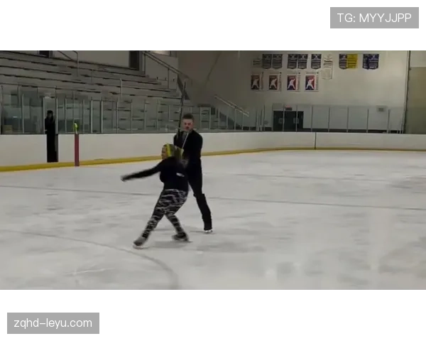 要是托尼娅·哈丁拎着菜篮出现在小区楼下，我肯定站门口盯她半小时